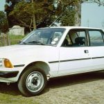 Peugeot_305_with_graves_1977